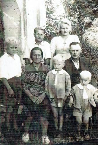 Anna i Zygmunt Dworzańczyk z dziećmi lata 50-te