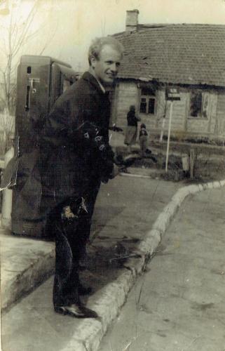 Ryszard Dworzańczyk przy domu Tykocka 56